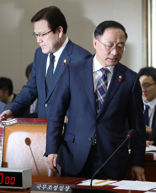 18일 국회 정무위원회 전체회의에서 홍남기 국무조정실장, 최종구 금융위원장(왼쪽)이 가상화폐 대응방안 관련 긴급 현안보고를 위해 회의장으로 들어오고 있다.  연합뉴스